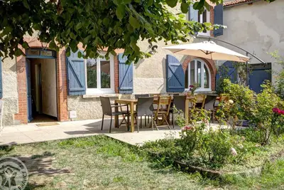 Image de Gîte spacieux avec jardin arboré et jeux enfants, à proximité de St-Etienne et Lyon