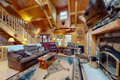 Image de Cabine pittoresque au bord du lac avec foyer intérieur et extérieur, quai privé - chiens Ok!