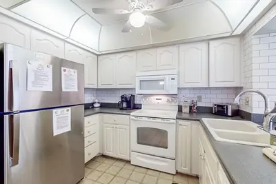 Image de Maison spacieuse avec une piscine privée - à proximité des magasins, des restaurants et des plages!