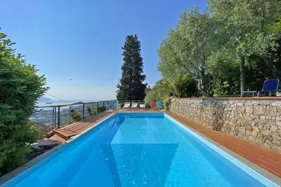 Image de Charmante Villa 12 pax avec piscine privée WiFi gratuit vue mer proche des Cinque Terre