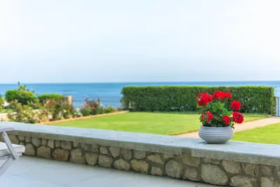 Image de La Villa Seacret est une maison de bord de mer, oĂą les oliviers Ă l'huile se rencontrent dans la mer.
