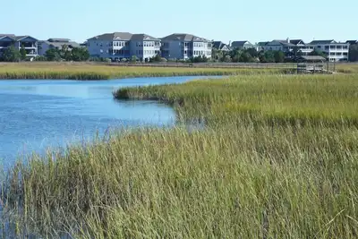 Condo à Salt Marsh Creek, distance de marche de la plage, 2 piscines, véranda grillagée, véranda, wet-bar