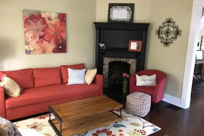 Image de Sainte Croix duplex près de Mass Ave