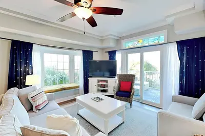 Image de Waterfront Condo avec coucher de soleil sur la rivière Savannah et piscine communautaire avec ascenseur