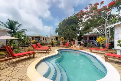 Image de Location parfaite pour les grands groupes - cinq cabanes avec piscine partagée - à pied de la plage!