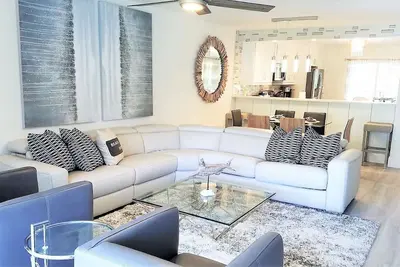 Image de Poshpadz présente sa villa au bord de la piscine à pied de la plage de Jupiter