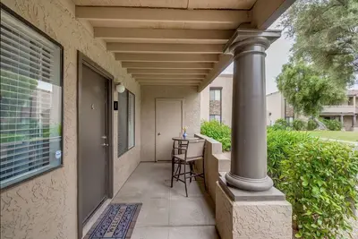 Image de Charmant Condo 2br / 2ba au coeur de Scottsdale! ! Plan d'étage divisé! !