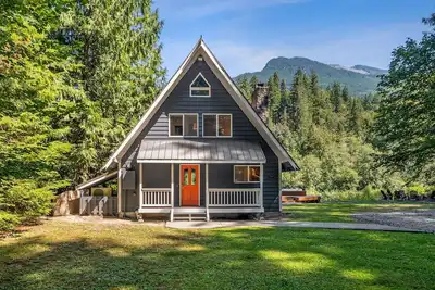 Image de Lodge paisible et privé avec vue imprenable sur le fleuve et la montagne, bain à remous, WiFi