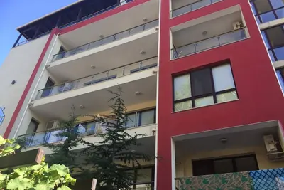 Image de Appartement sur la plage ensoleillée avec piscine.