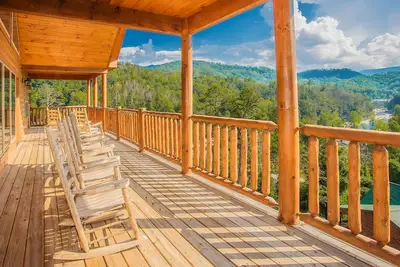 Image de Cabine haut de gamme 5bed / 5bath nouvellement classée avec salle multimédia Table de billard et jacuzzi.