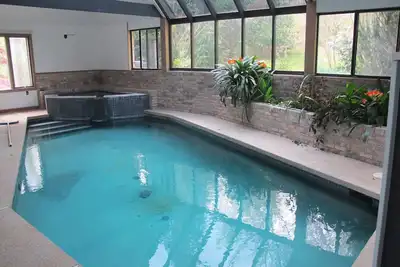 Image de Piscine intérieure et spa dans une maison française contemporaine isolée dans les bois environnants