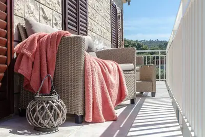 Image de Appartement de deux chambres avec le balcon et la vue sur le mer Brna, Korcula (A-561-b)