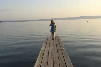 Une maison au bord du lac