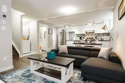 Image de Moderne Executive Suite -Sleeps 6 -Internet Wifi, Netflix et parking! Aseptisée!