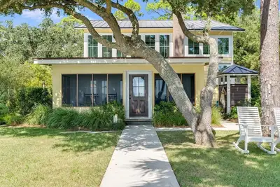 Image de Magnifiquement rénové vieille maison de Floride sur la rue isolée Teresa Beach