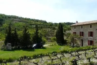 Image de Mas traditionnel provençal au pied du Mont Ventoux