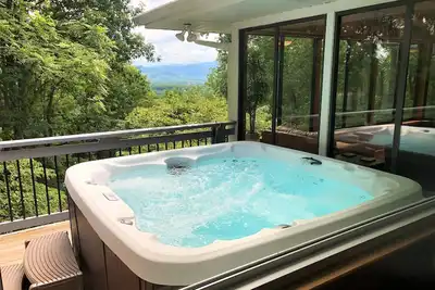 Image de Nouvelle liste! Long Range Views w / Sun Room, porche filtré, 17 min à Asheville