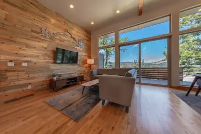 Image de Votre oasis Hood River vous attend! Moderne et luxueux. Découvrez la salle de billard!