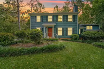 Image de Family friendly four bed find! Quiet, clean, comfy Min 2 everywhere.