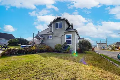 Image de Dog-friendly home w / foyer au gaz et terrasse - très bien situé près de la plage!