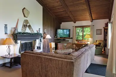 Image de Maison acceptant les chiens avec vue imprenable et balcon, près de Cannon Mountain!