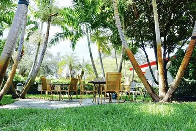 Image de Appartement familial confortable \/ 3 miles à l'océan \/ barbecue privé \/ WiFi \/ Parking gratuit