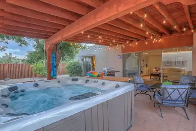 Image de ** 50% de réduction sur le tarif d'entrée ** La \"fleur du soleil\" une maison de vacances moderne du milieu du siècle