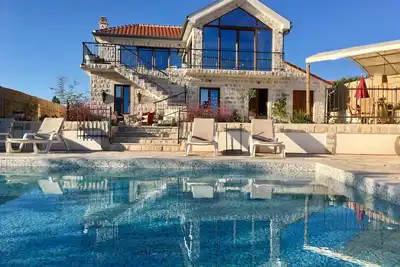 Image de Villa De Luxe En Pierre, Piscine Infini, Vue Imprenable Sur La Mer Et La Montagne Sur La Baie Boka
