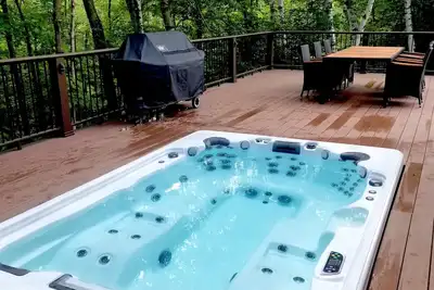 Image de Lodge de ski privé avec bain à remous géant à moins de deux miles de Sugarbush!