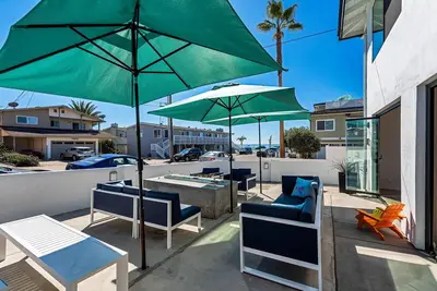 Image de Unité A- 2ème maison de la plage! Étapes pour marcher dans le village!