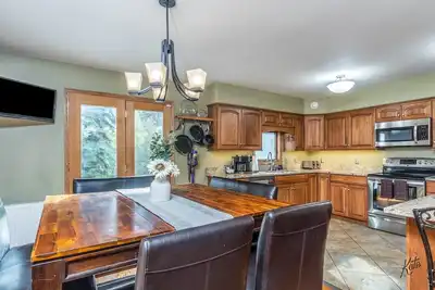 Image de Nouveau-Belle maison de 4 chambres à coucher avec grande cour arrière