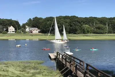 Image de Rénové 4 Br Waterfront Accueil w / Dock et accès à la mer près de Duxbury et Plymouth