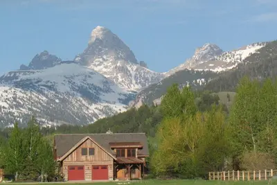 Image de Faites tremper dans le bain à remous, détendez-vous près de la cheminée ou skiez X-C depuis la porte arrière