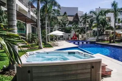 Image de 2 Bdrm Luxury condo 2 pâtés de maisons de la plage- Piscine-Parking