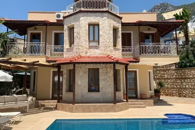 Image de Charmante villa de 3/4 chambres avec piscine privée et superbe terrasse sur le toit