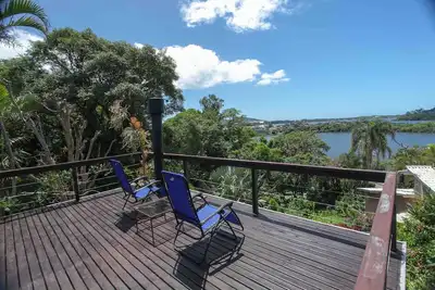 Maison d'artiste unique avec la toile de fond de la forêt et une vue imprenable sur le lac