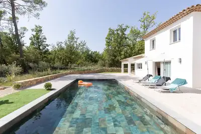 Image de Superbe villa fleuri avec piscine/climatisation/parking et jacuzzi