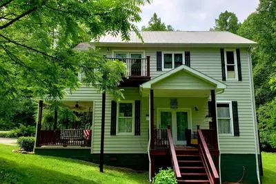 Image de Retraite au lac Vintage de Bit O 'Time au lac Grayson<br>6 Bdrm / 8 Bds / 2 Rollouts - 4 salles de bain