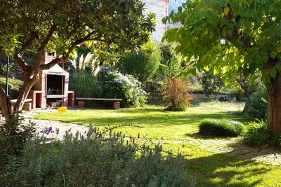Image de Grande maison avec terrain clos de 2000 m2, beau jardin et barbecue.