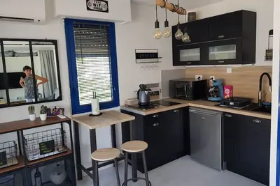 Image de Studio avec grande terrasse accés direct plage Le-Grau-Du- Roi