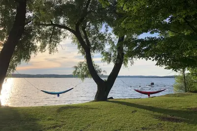 Image de Lake Leelanau Cottage avec plage privée et soleil couchant. 10 milles de Tc