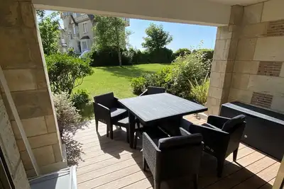 Image de Très bel appartement avec terrasse ensoleillée en rez-de-jardin. Parking privé.
