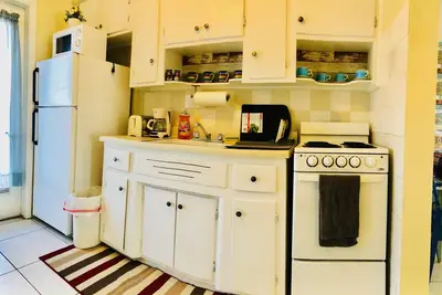 Image de Beau studio \/ East Hollywood \/ 4 personnes \/ barbecue \/ 2 miles à la plage \/ parking gratuit \/ 6