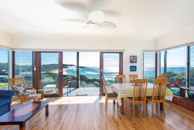 Image de 18 Cliff Road - En face de One Mile Beach!