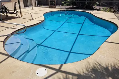 Image de Retraite tropicale privée ~ Récemment rénové ~ Piscine isolée / jardin ~ 2 voiture Gar.