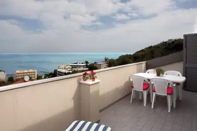 Bay appartements, avec vue sur la mer, dans une position panoramique et relaxante
