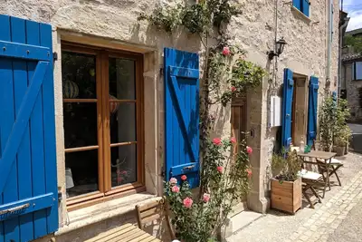 Image de Une charmante maison de campagne avec des équipements modernes.