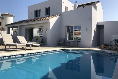 Image de Villa de style moderne et d'excellente qualité à Las Chapas, Marbella!