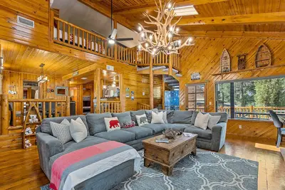 Image de Spacieux Munds Park Lazy Bear Cabin, 13 couchages, salle de jeux, pour toute la famille!