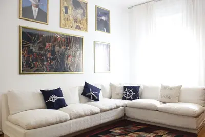 Image de études bien meublées de deux pièces sur la ville